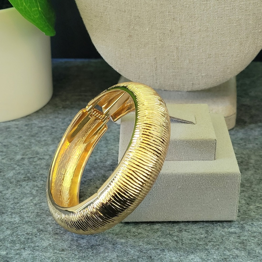Vintage 1980s 90s Gold Tone Ribbed Wide Hinged Bangle Bracelet Statement